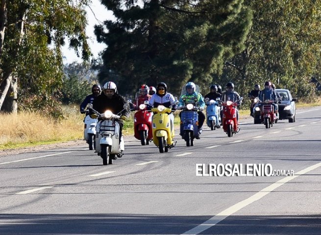 Invasión de Vespas en Punta Alta: más de 50 motos recorrieron las calles de la ciudad