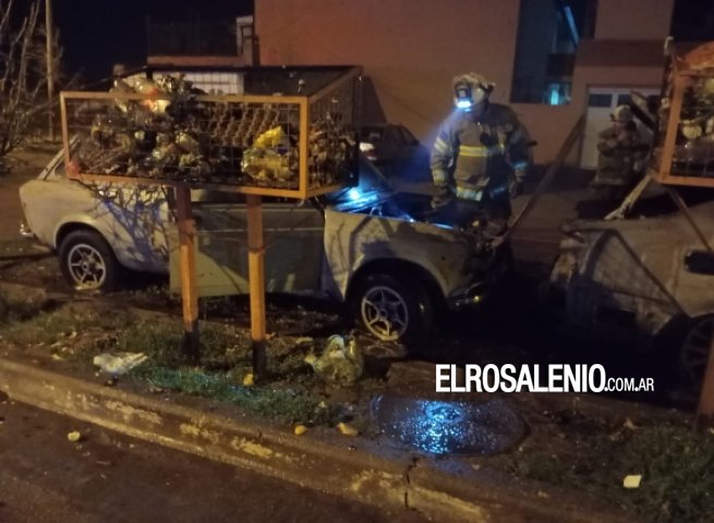 Se incendiaron dos autos en estacionamiento de Albatros XXVII