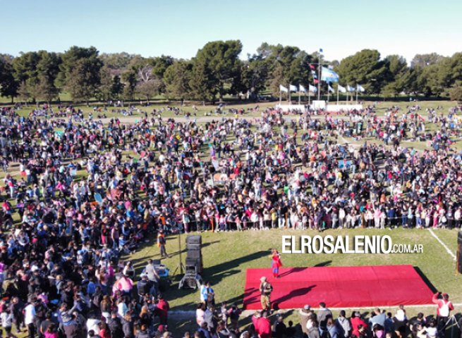 Miles de personas participaron de los festejos del día del niño en el Estadio de la BNPB