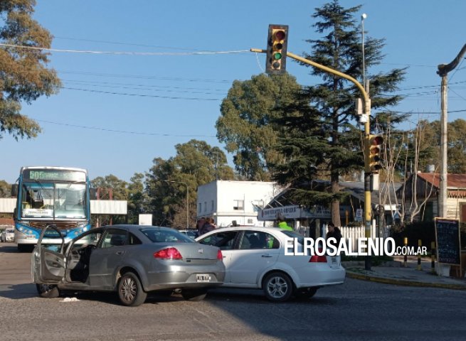 Crónica de otro accidente anunciado: choque en esquina donde funciona mal un semáforo