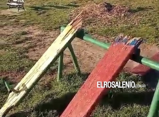 Destrozaron juegos de la plaza de Barrio Laura