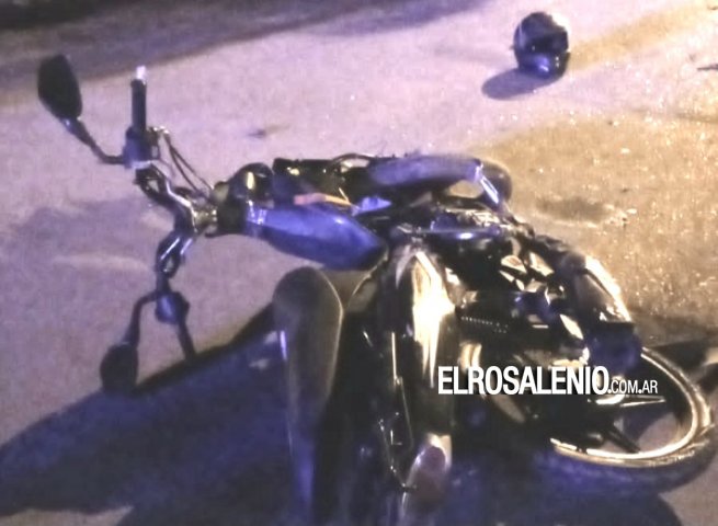 Menor que conducía una moto y acompañante debieron ser hospitalizados luego de un accidente