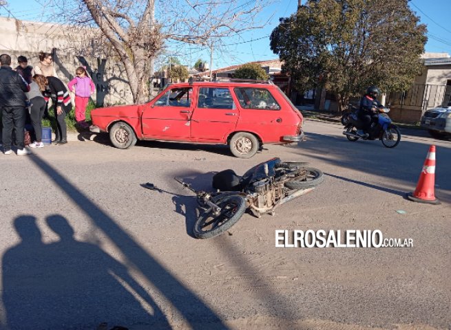 Venía en contramano con la moto y chocó a un auto en circulación