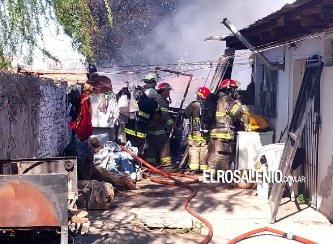 Incendio en el patio de un departamento afectó una propiedad vecina