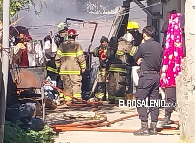 Incendio en el patio de un departamento afectó una propiedad vecina