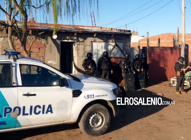 Buscaban una cuchilla por causa de amenaza y encontraron elementos robados y un arma