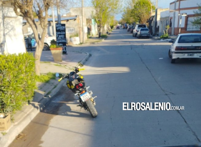 Chocaron una moto y un auto que salía de un garaje