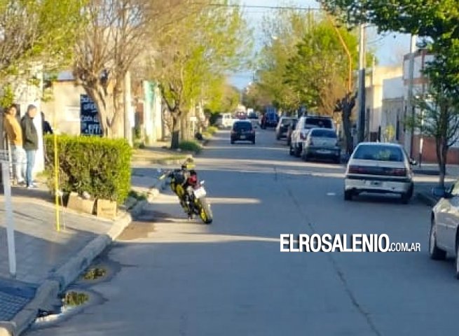 Chocaron una moto y un auto que salía de un garaje