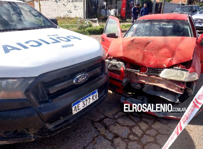 Un auto y un patrullero policial chocaron esta mañana