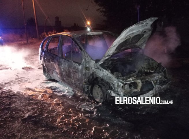 Se incendió un auto en Barrio Laura durante la madrugada