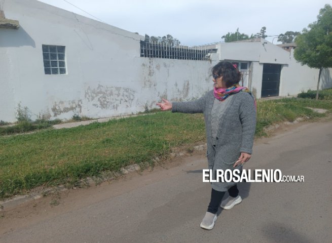 Albatros XX: lagunas de líquidos cloacales, desbordes, falta de agua, calles hundidas y casas rajadas