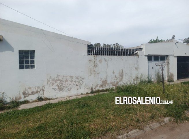 Albatros XX: lagunas de líquidos cloacales, desbordes, falta de agua, calles hundidas y casas rajadas