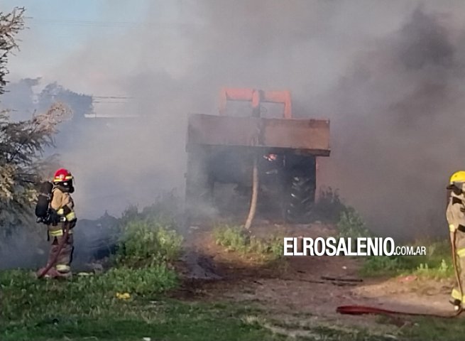 Bomberos trabajaron en un lote donde se incendiaba una pala cargadora 