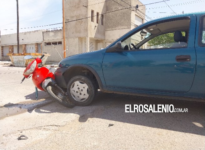 Choque entre auto y moto en zona norte