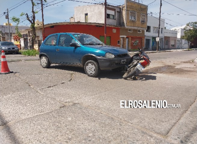 Choque entre auto y moto en zona norte