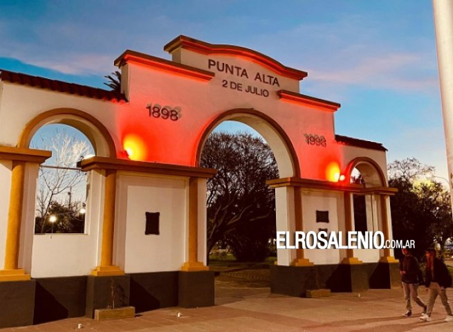 Desde este jueves, el arco de Plaza Belgrano se iluminará de rojo