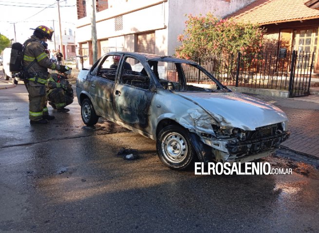 Llamas dañaron un auto en la tarde del sábado