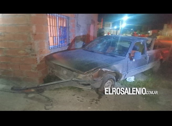 Chocó contra el frente de una casa: lo encontraron con un disparo en la cabeza