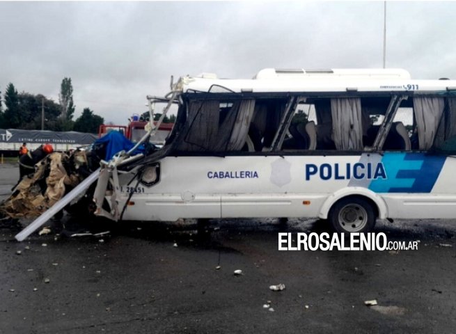 Vehículo que transportaba personal de caballería impactó con un camión