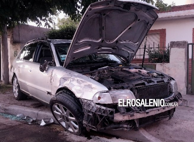 Chocó a un auto estacionado y volcó en la vereda contraria