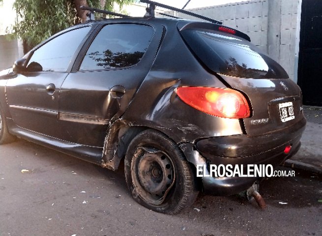 Chocó a un auto estacionado y volcó en la vereda contraria