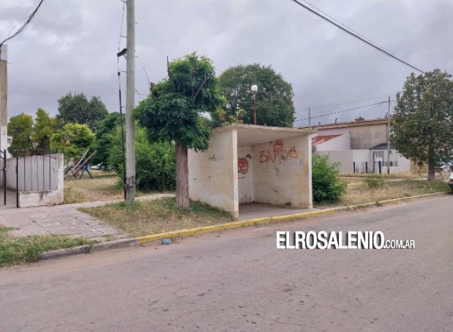 Un menor de 13 años amenazado por dos mujeres en una parada de colectivo