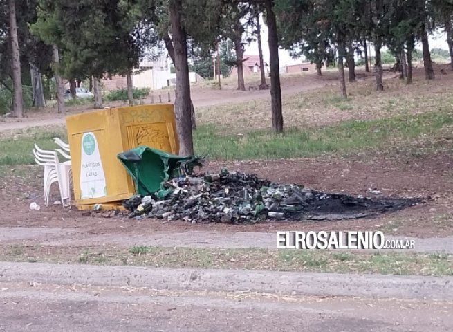 Prendieron fuego dos campanas de reciclado en el Parque San Martín