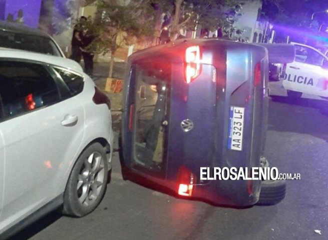 Un peligro: chocó contra tres autos estacionados y volcó