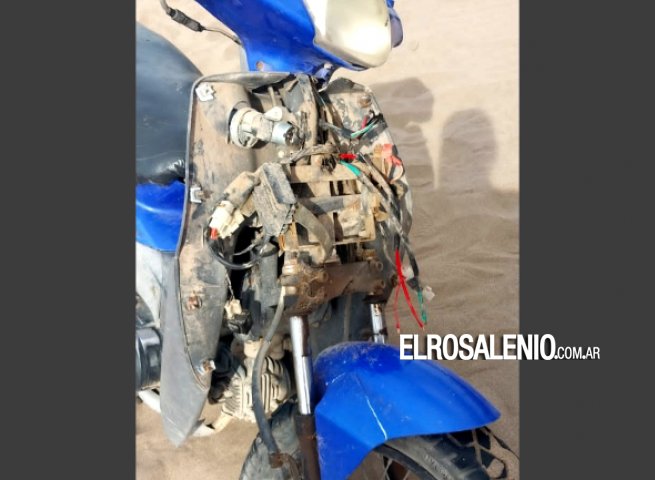 Robaron una moto y apareció en la playa con faltantes y daños 