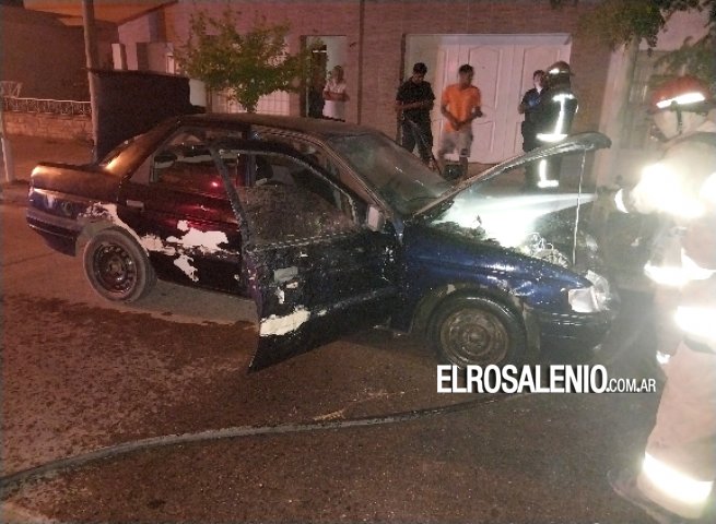 Incendio de automotor generó salida de bomberos