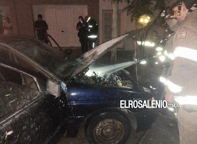 Incendio de automotor generó salida de bomberos