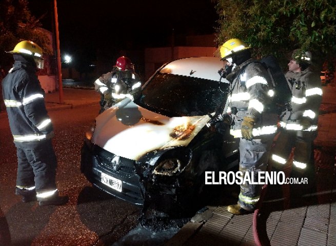 Importantes daños en un vehículo producto de un incendio