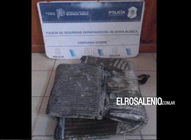 Roban el radiador de un auto chocado, se lo llevan a pie y terminan detenidos