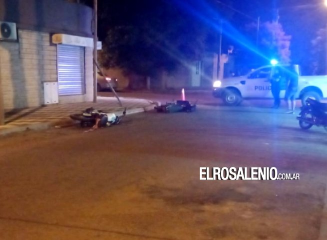 Chocaron dos motos en la esquina de España y Alvear