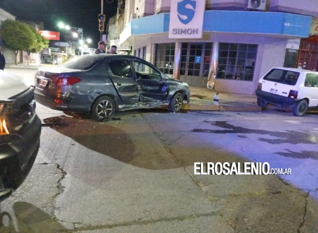 Chocó a otro auto, golpeó contra un semáforo y se prendió fuego