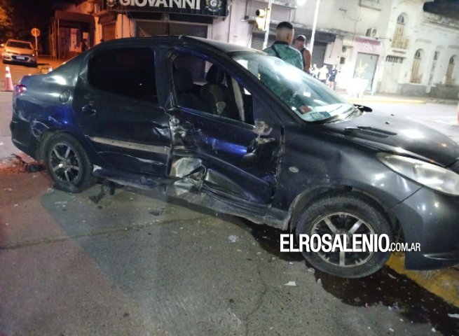 Chocó a otro auto, golpeó contra un semáforo y se prendió fuego