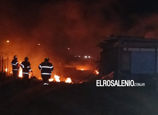 Incendio en pastos y maderas en el fondo de un terreno generó preocupación