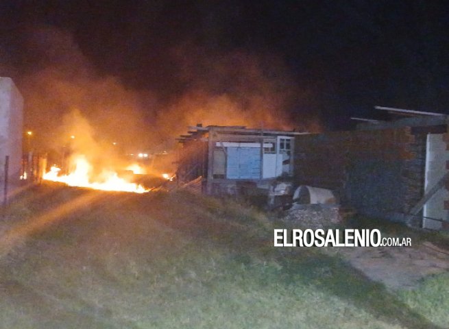 Incendio en pastos y maderas en el fondo de un terreno generó preocupación