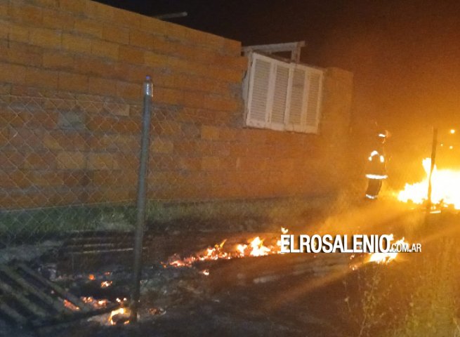 Incendio en pastos y maderas en el fondo de un terreno generó preocupación