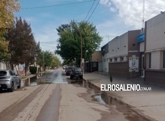 Desborde cloacal frente al hospital municipal