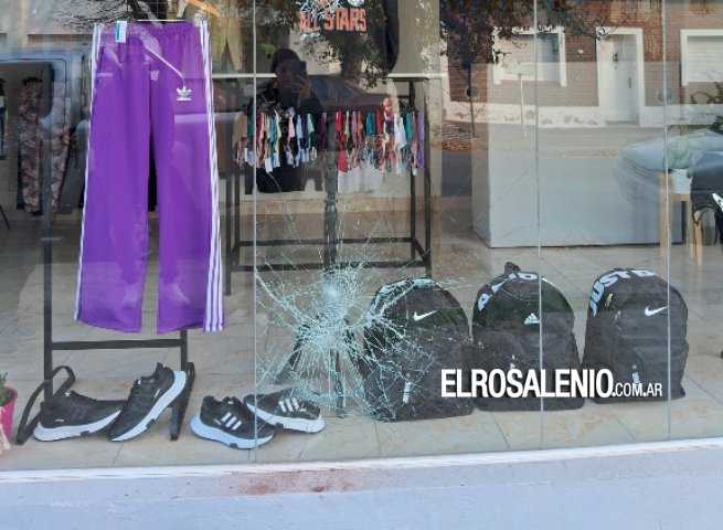 Le rompieron la vidriera de un ladrillazo y pide ayuda de cámaras de seguridad