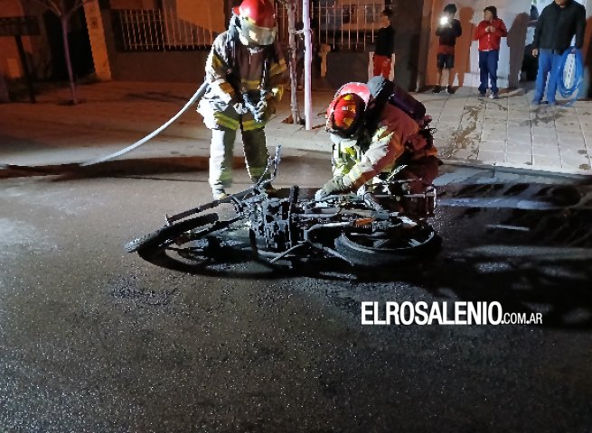 Se le prendió fuego la moto a los 20 minutos de comprarla