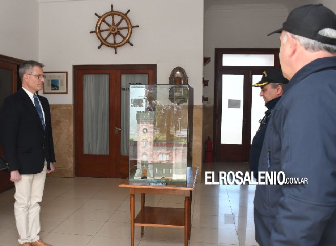 Donaron una maqueta de la Torre de Señales de la Base Naval Puerto Belgrano