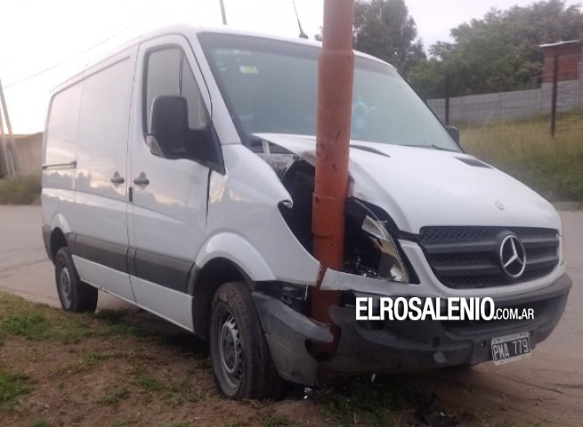 Chocó una camioneta contra un poste de alumbrado en avenida Jujuy