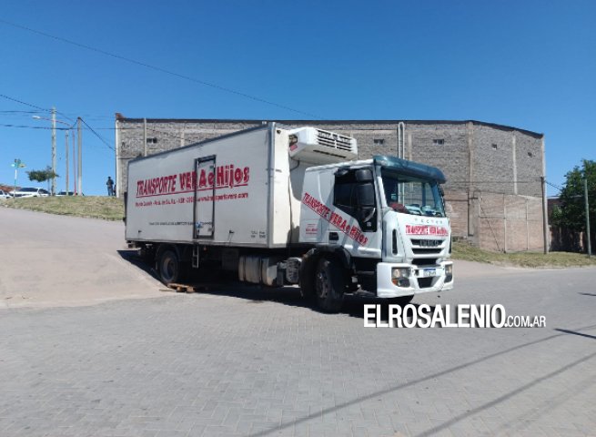 Camión quedó “colgado” al bajar en contramano por Uriburu y Jujuy y fue multado