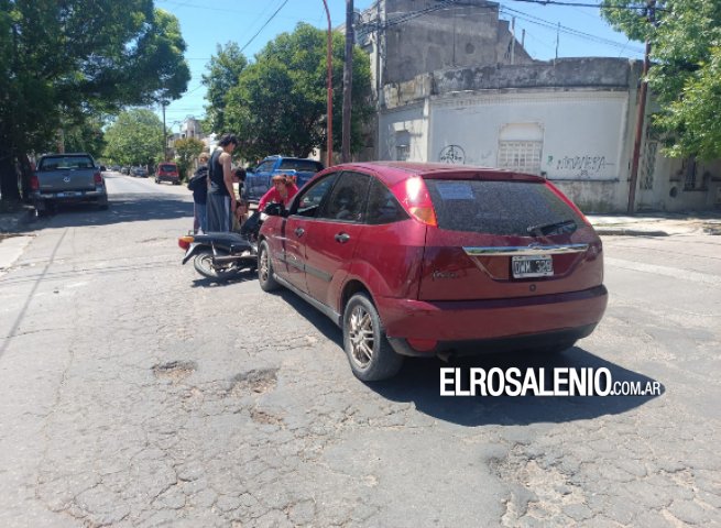 Chocaron un auto y una moto de delibery en 25 de mayo y alberdi