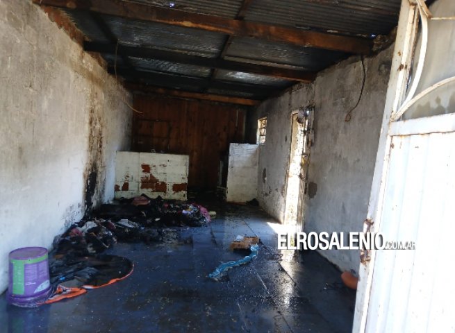 Incendio en un garaje de Villa Arias dejó importantes daños materiales