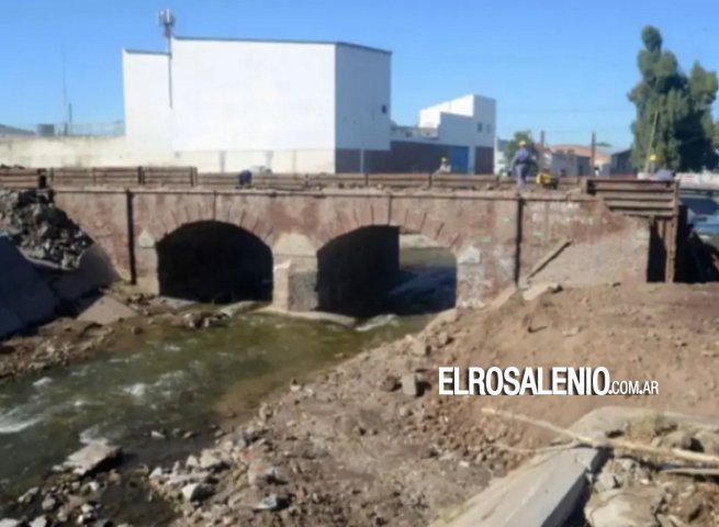 Asisten en un hospital a una niña de 6 años que cayó de un puente 