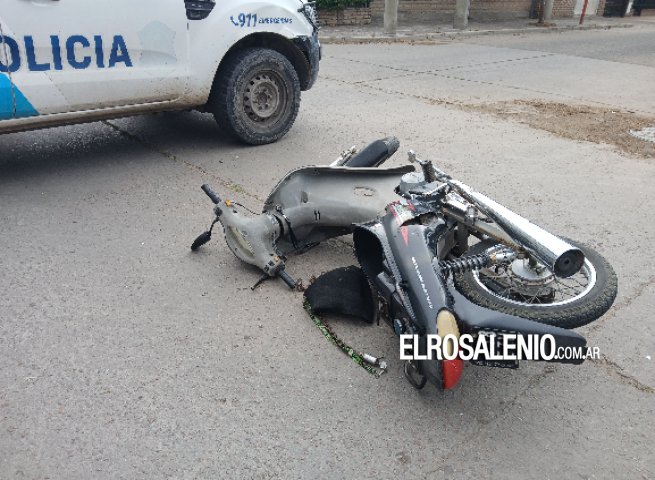 La conductora de una moto debió ser derivada al hospital luego de un siniestro
