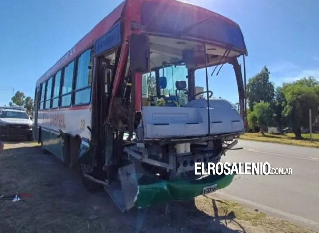  Fuerte choque entre un camión y un colectivo: el acoplado terminó volcado